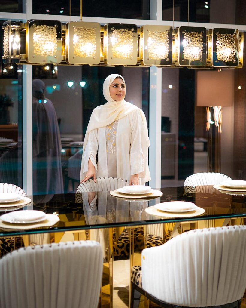 طاولة طعام فاخرة بتصميم ملكي مع إضاءة عصرية من تشكيلة الأثاث الراقي في معرض أجواد بالاس مسقط، عمان.