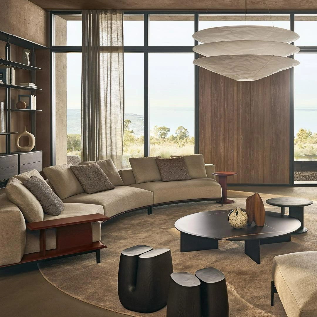 كنب مودرن بتصميم إيطالي منحني من علامة بوليفورم في معرض قصر الأجواد، أثاث فاخر للفلل العصرية في مسقط، عمان
