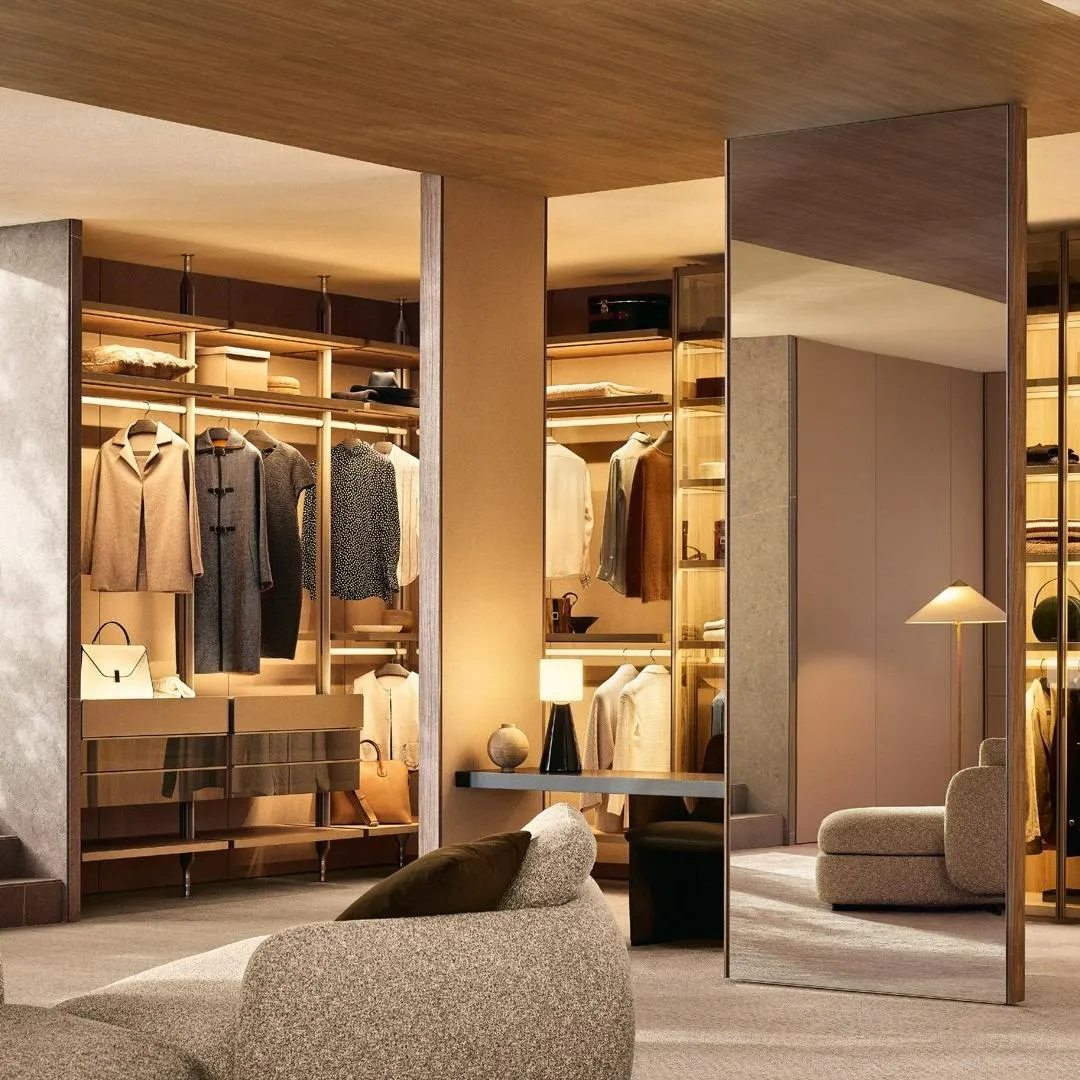 نظام غرف ملابس (Walk-in Closet) فاخر مع إضاءة داخلية وتصاميم إيطالية من علامة بوليفورم في معرض قصر الأجواد مسقط.
