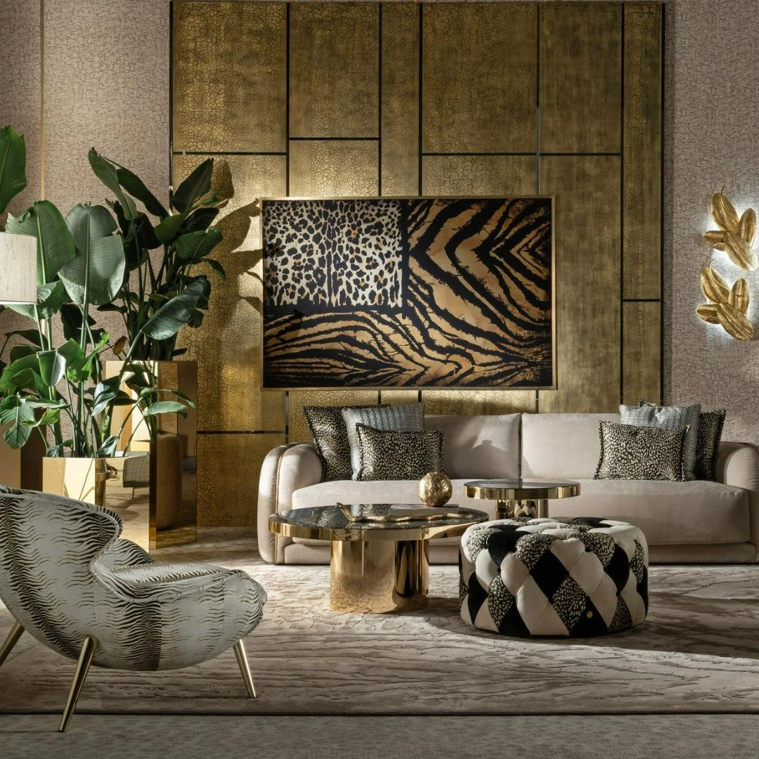 أطقم كنب فاخرة من روبرتو كافالي هوم بتصاميم ذهبية راقية في معرض قصر الأجواد، مفروشات قصور فخمة في سلطنة عمان
