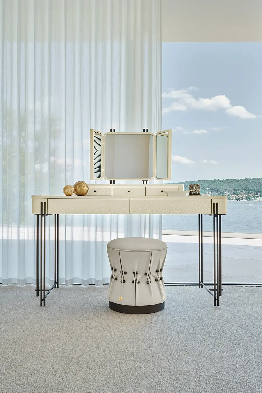 14434-RCHI_2023_WHITE-WILD_catalogue_roberto-cavalli-luxury-dressing-table-vanity-ajwaad-palace