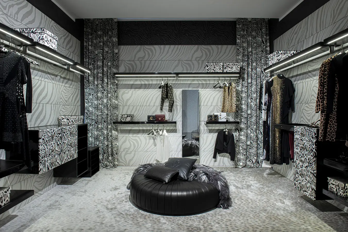 14649-RCHI_NAKURU_walk-in-closet_composition-roberto-cavalli-luxury-walk-in-closet-dressing-room-ajwaad-palace